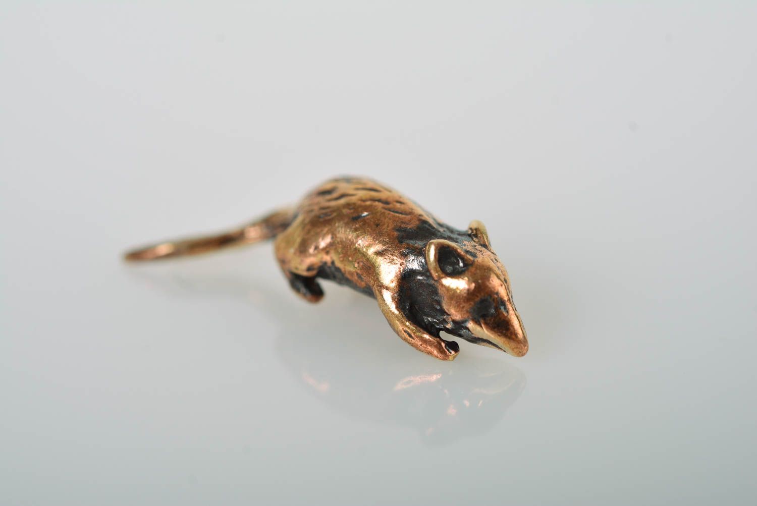 Кошелечная мышь ручной работы статуэтка из бронзы талисман на богатство фото 3