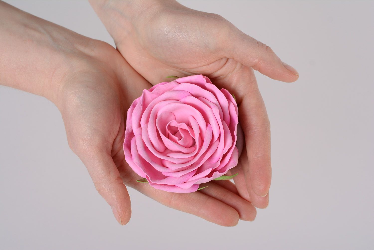 Резинка для волос ручной работы с розой из фоамирана розовая крупная нарядная фото 5
