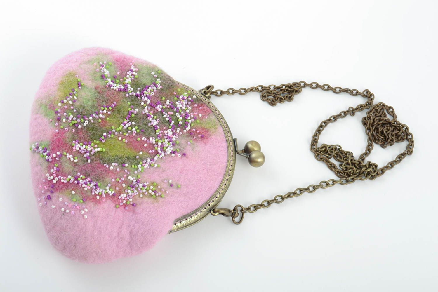 Bolso original artesanal de fieltro de lana rosado bordado con abalorios foto 4