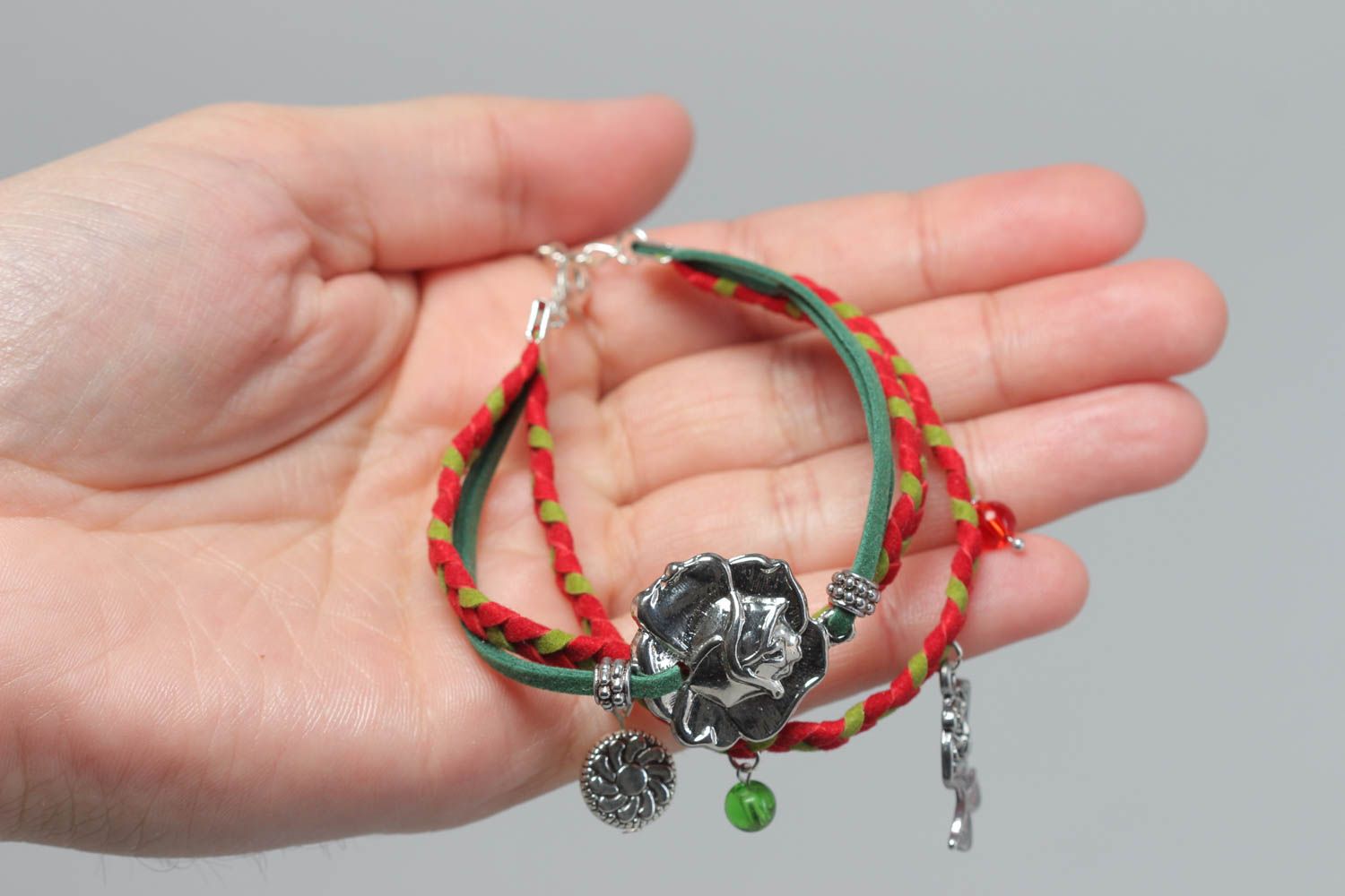 Bracelet en cuir tressé fin vert-rouge avec perle fantaisie fait main pour femme photo 5