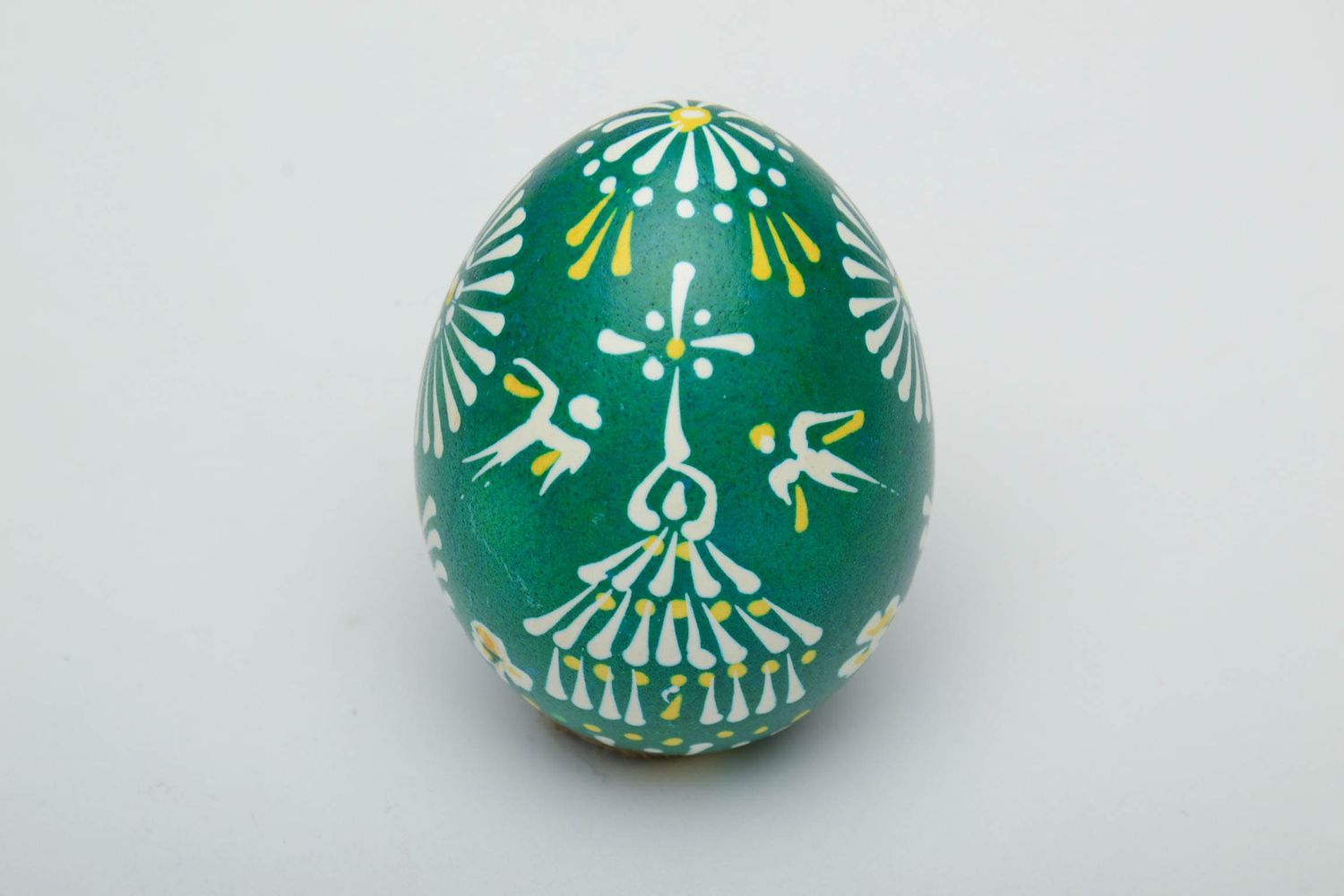 Huevo de Pascua a base de un huevo de gallina vaciado foto 2