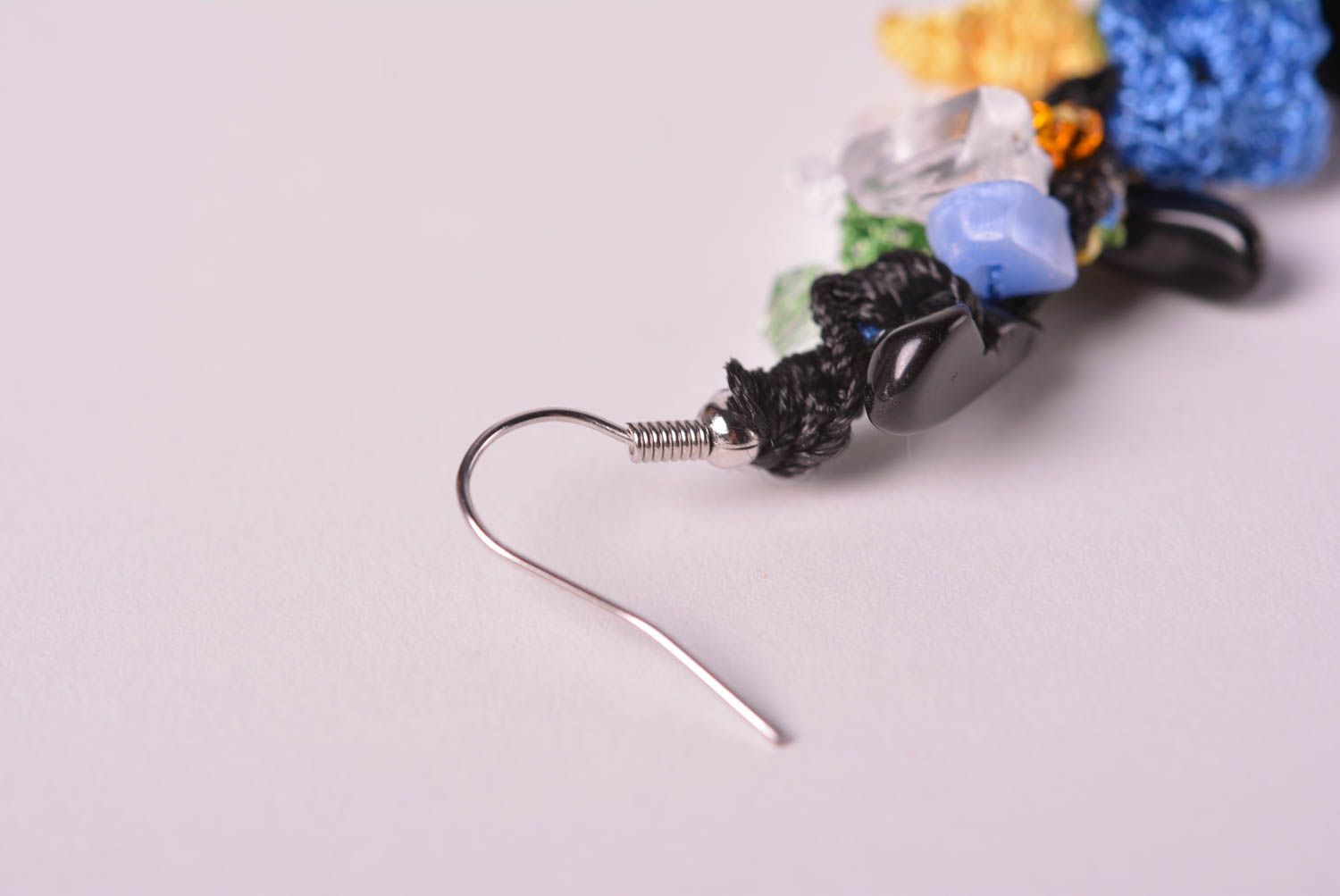 Вязаные серьги крючком хэнд мэйд дизайнерское украшение ажурные серьги с камнями фото 5