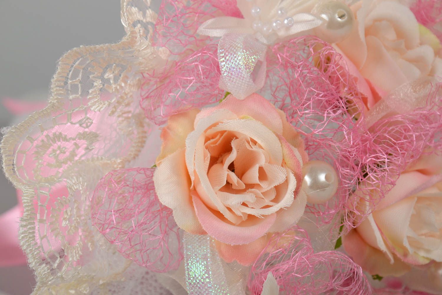 Нежный свадебный букет из искусственных цветов роз ручной работы красивый фото 2