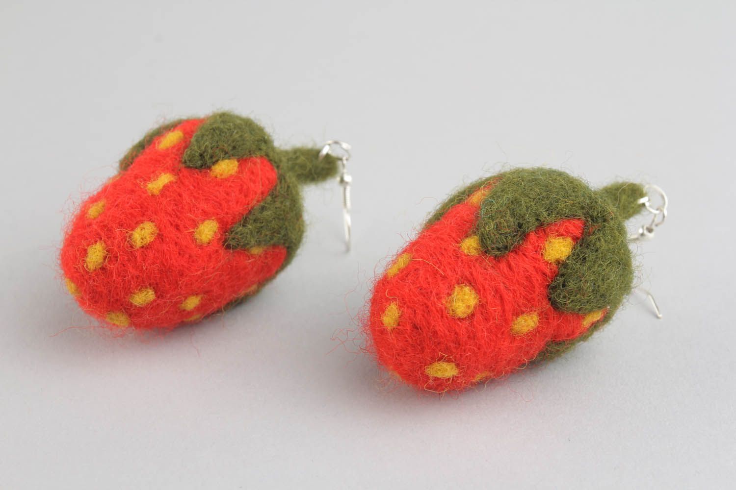 Ohrringe aus Wolle Erdbeere foto 4