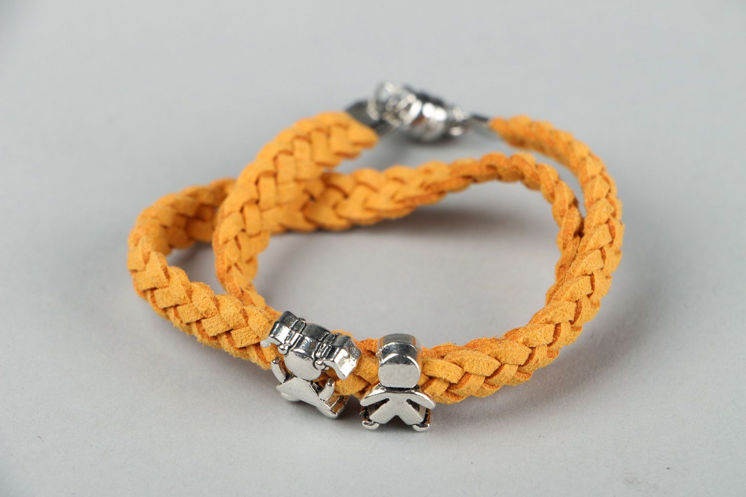 Bracelet tressé en daim orange fait main
 photo 2