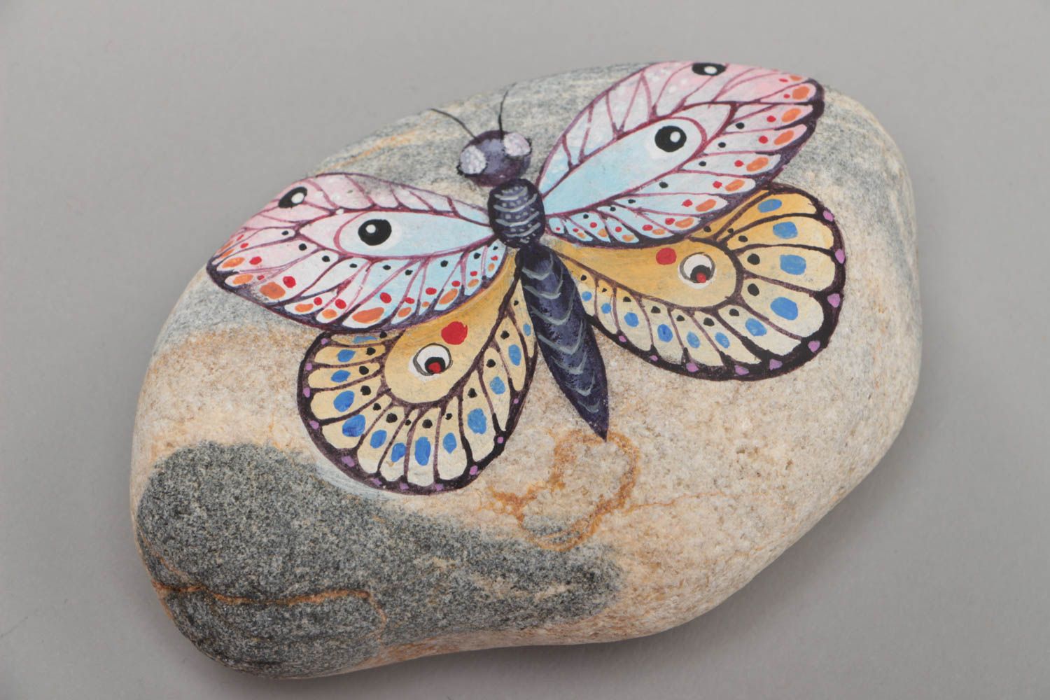 Galet peint de couleurs acryliques fait main original décoratif avec papillon photo 2