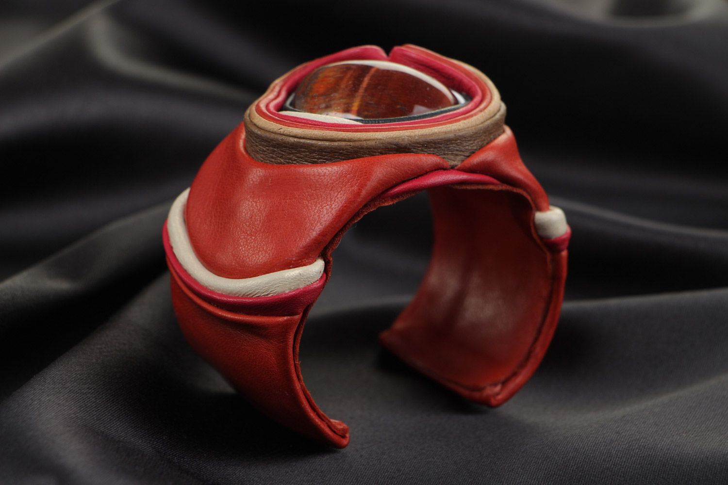 Красный кожаный браслет с бычьим глазом с регулируемым размером ручной работы фото 1