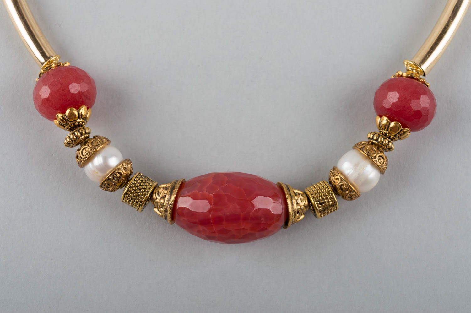 Collar de piedras artesanal de color frambuesa con perlas y jade original foto 4