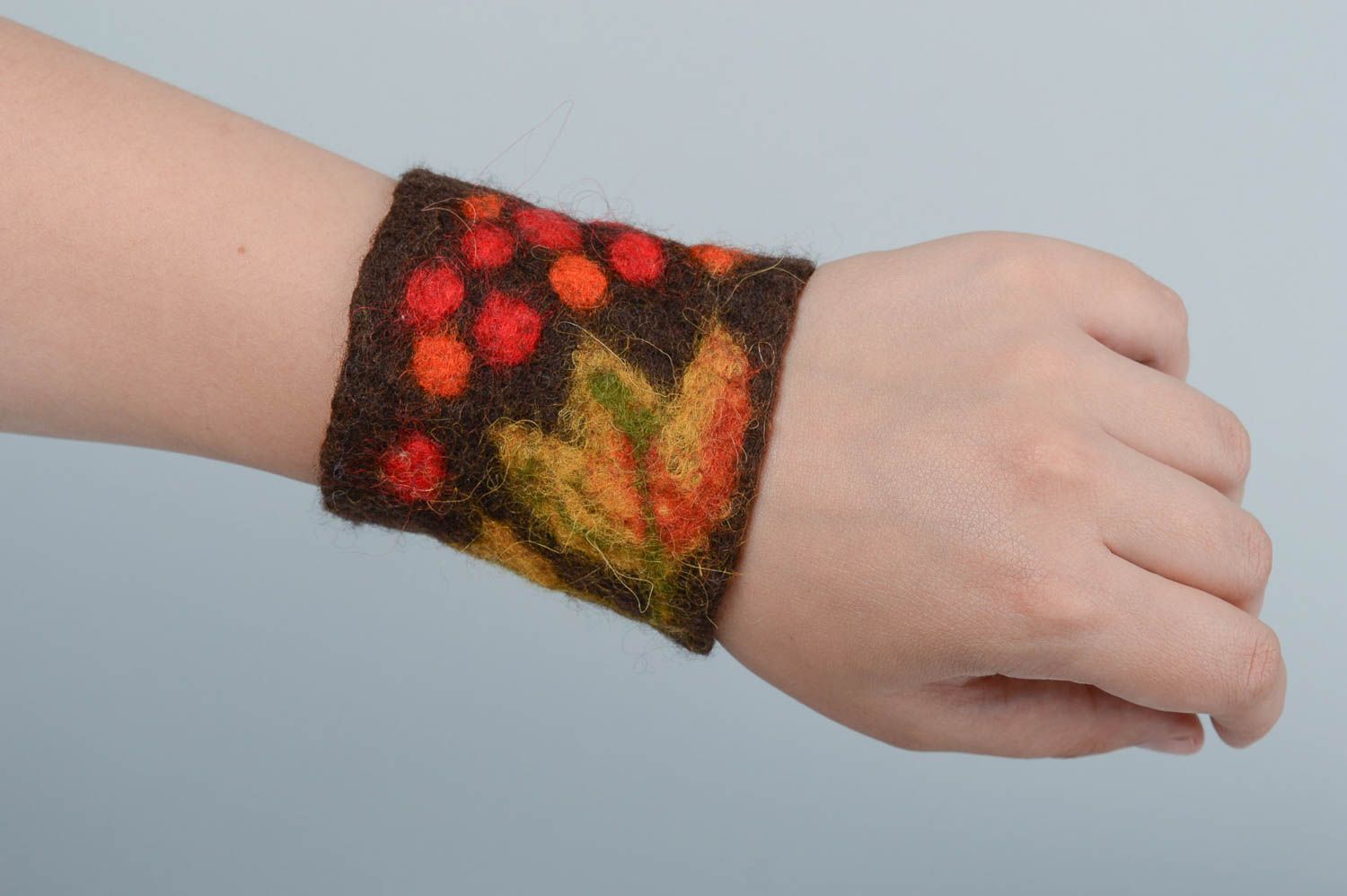 Handmade Wolle Armband gefilzter Schmuck Frauen Accessoire dunkel schön foto 5