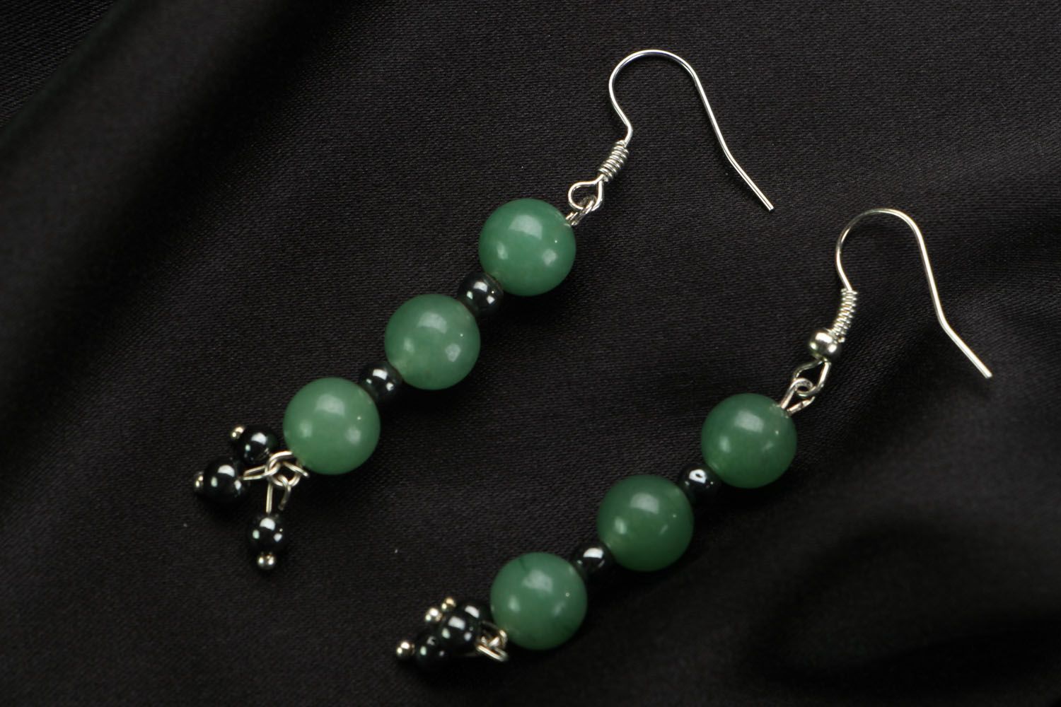 Pendientes artesanales de jade y hematites foto 1