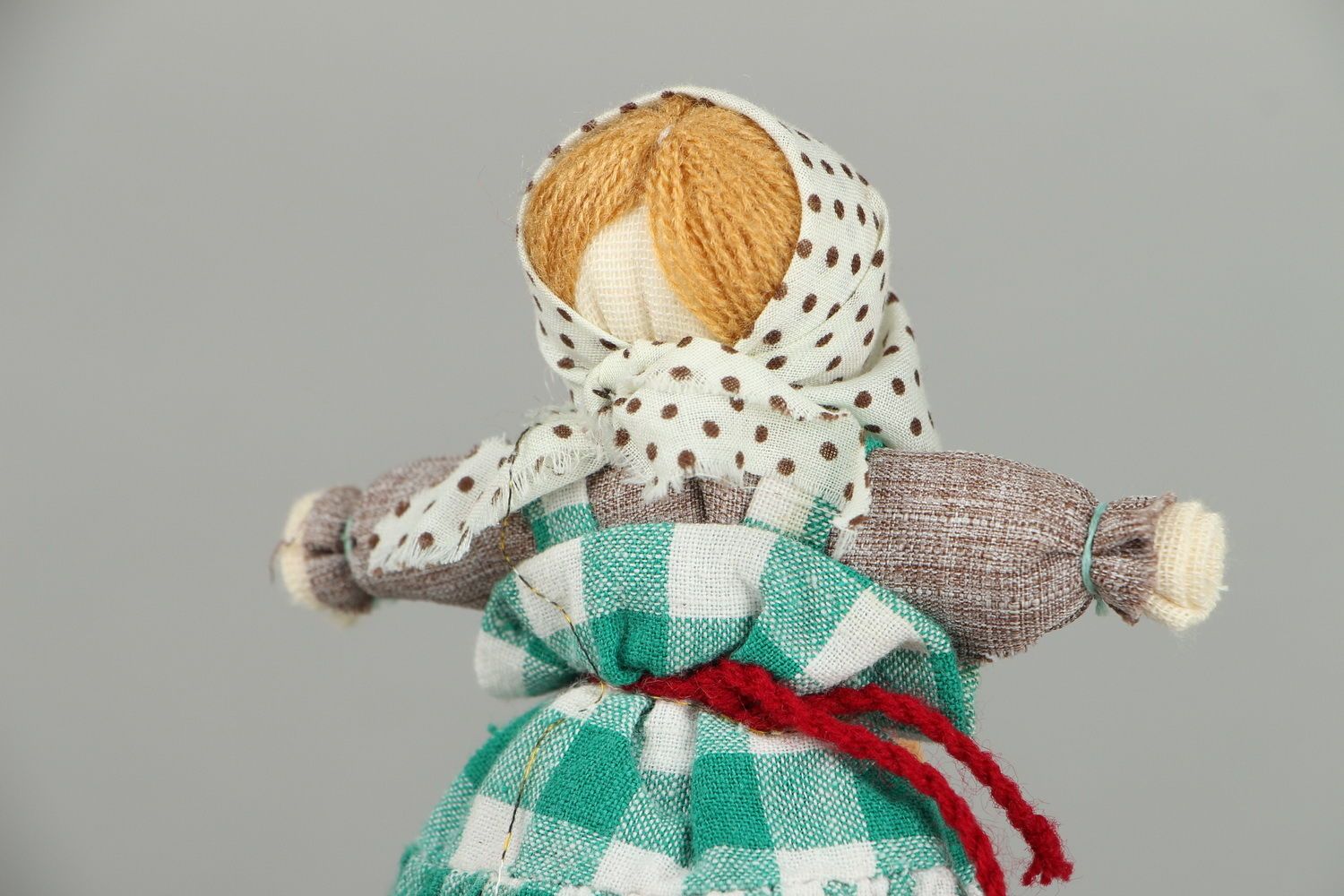 Handgemachte kuschelige Motanka-Puppe auf dem Holzstock foto 2