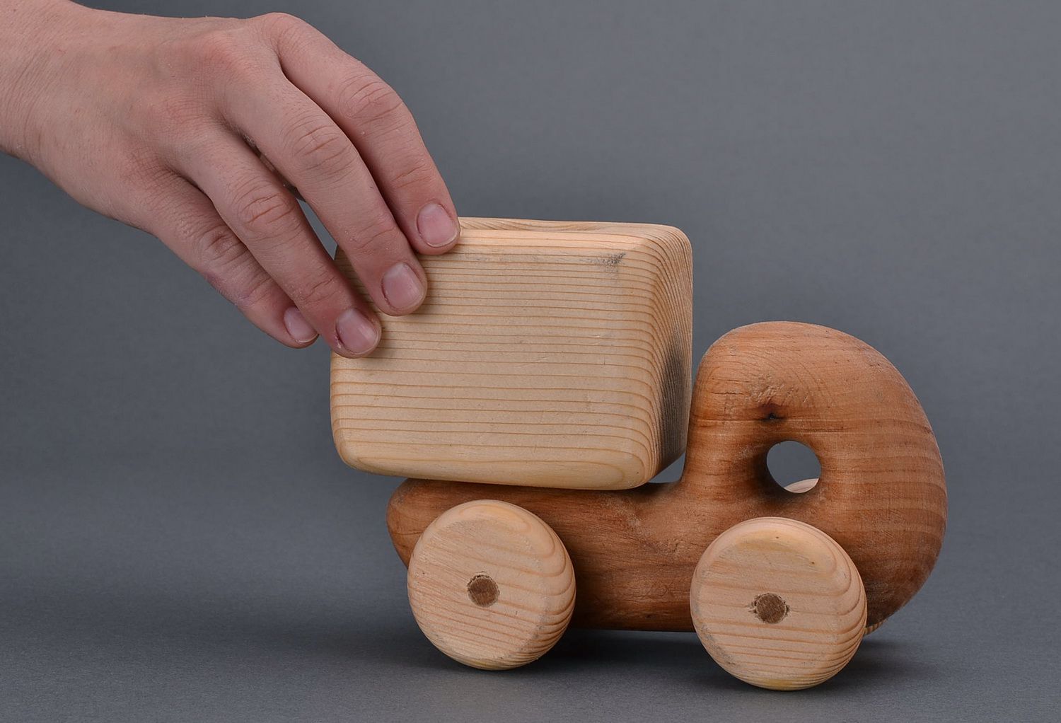 Figura de madera en forma de camión pequeño foto 4