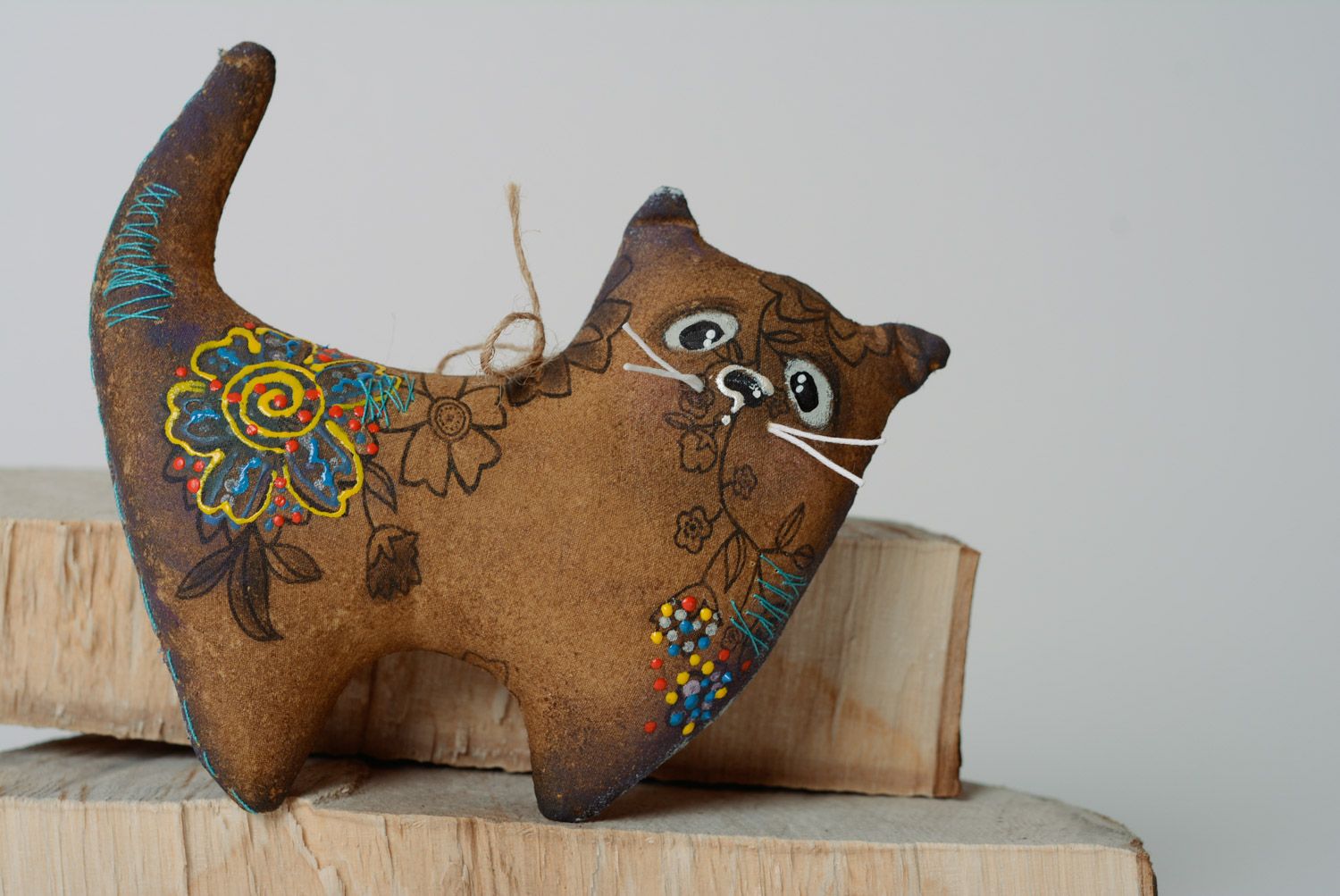 Peluche chat avec peinture faite main en coton parfumée au café déco de design photo 1