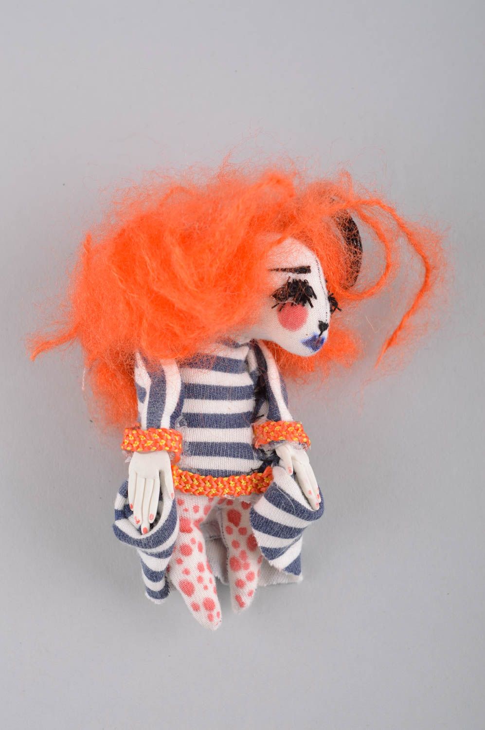 Muñeca de peluche hecha a mano juguete de tela regalo original para amiga foto 1