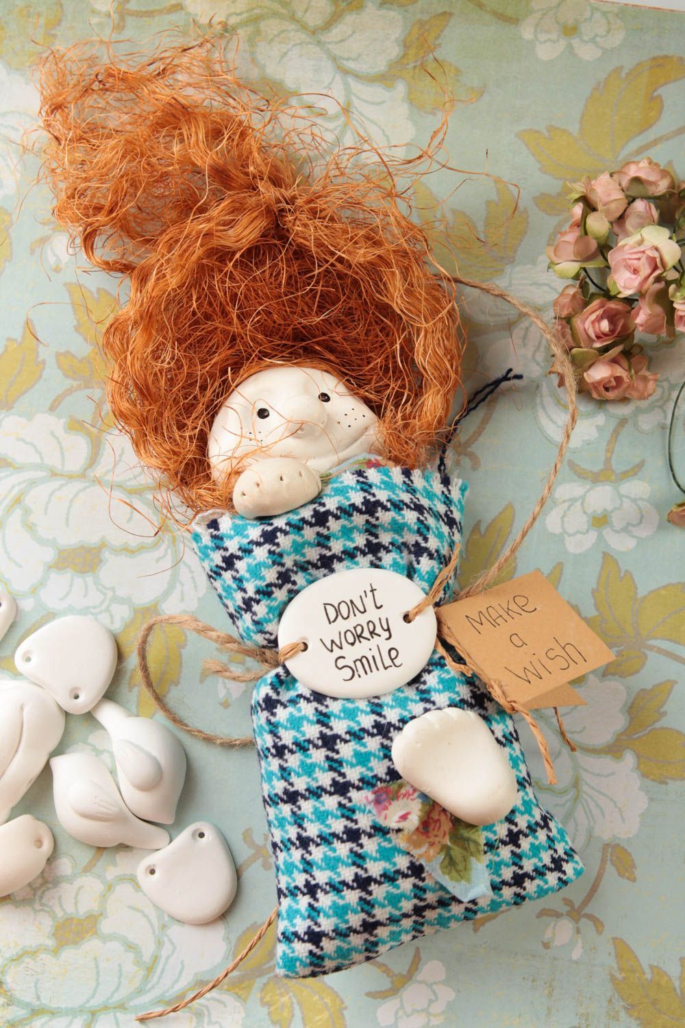Кукла ручной работы с петелькой декор для дома тряпичная кукла для декорирования фото 1