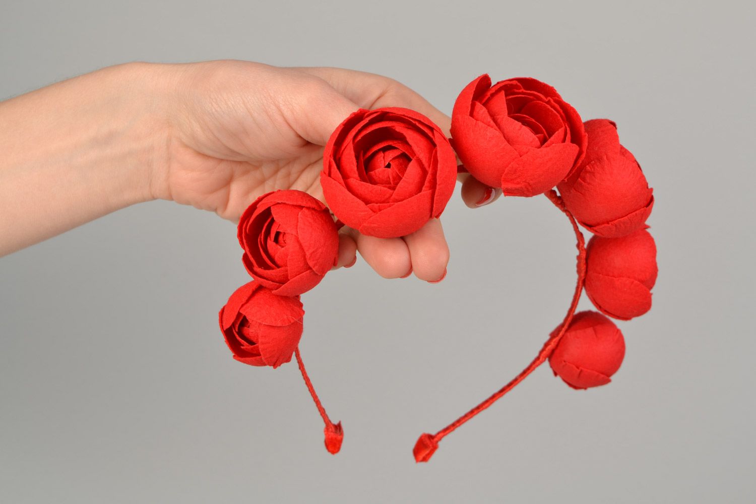 Serre-tête à fleurs rouges faites main base en métal bijou à cheveux luxueux photo 2