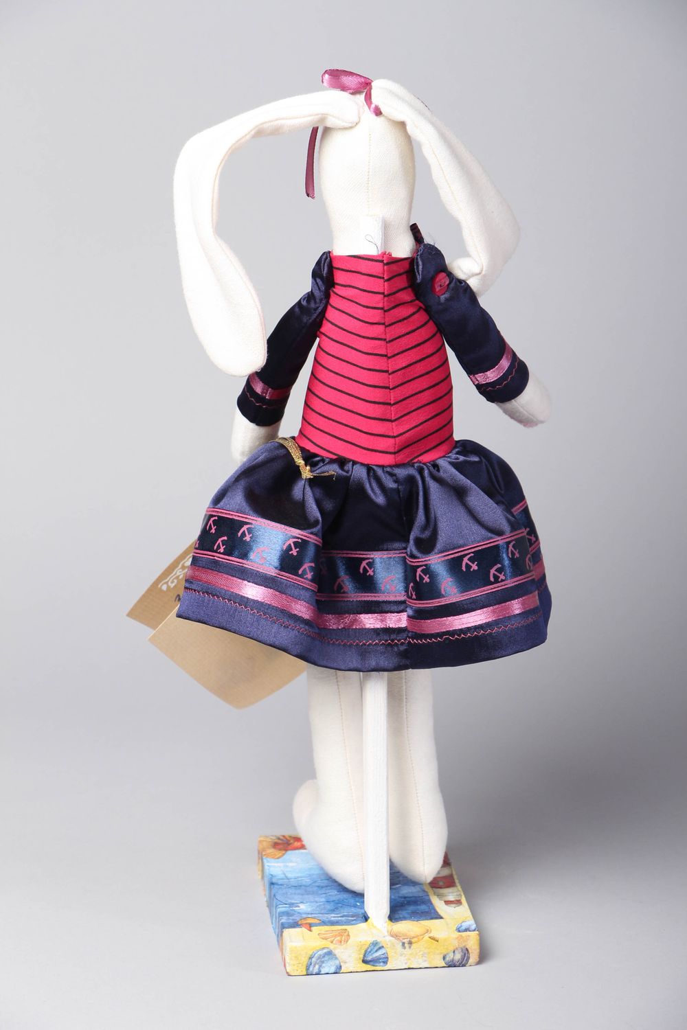 Мягкая кукла на подставке для декора интерьера Зайка в платье фото 3