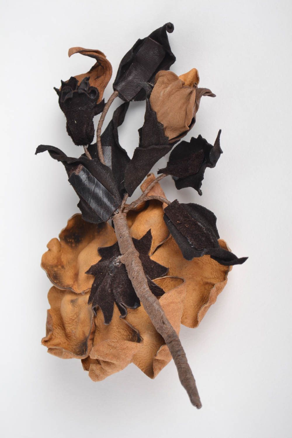 Прекрасная брошь из натуральной кожи с цветком и листьями ручной работы фото 3