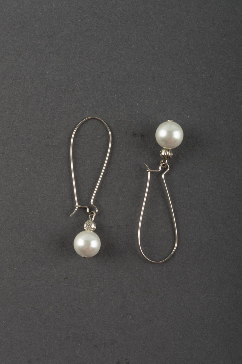 Pendientes largos de perlas artificiales elegantes hermosos hechos a mano foto 2