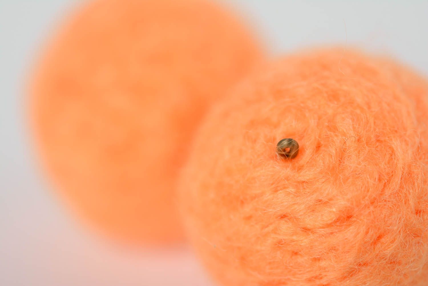 Серьги-шарики в технике валяния из шерсти ручной работы персикового оттенка фото 3