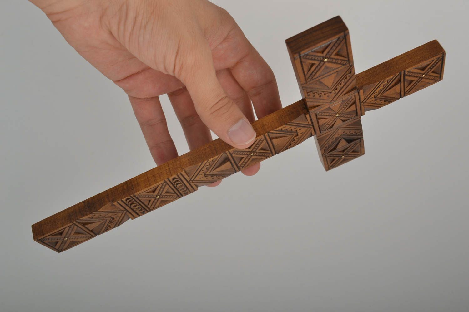 Крест ручной работы резной крест из дерева украшение на стену изделие из дерева фото 5