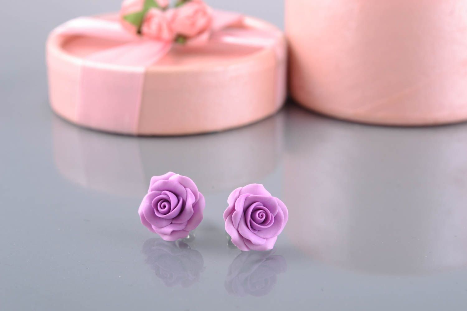 Boucles d'oreilles puces fleurs roses en pâte polymère faites main mauves photo 1