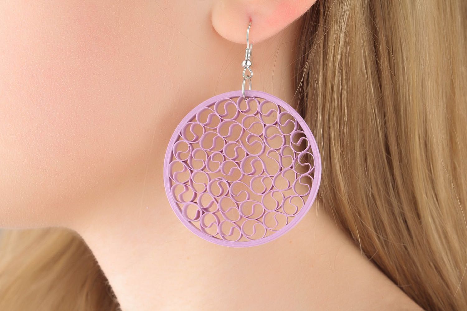 Round purple earrings made ​​of paper photo 1