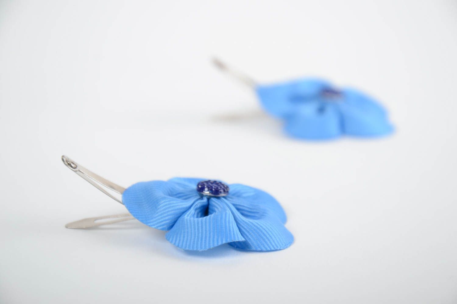 Pinces à cheveux fleurs bleues rubans satin 2 pièces faites main pour fillette photo 4