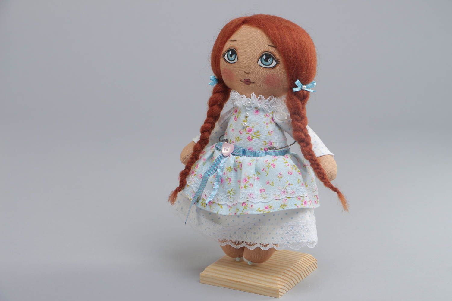 Petite poupée décorative en tissu de coton aux cheveux roux originale faite main photo 2