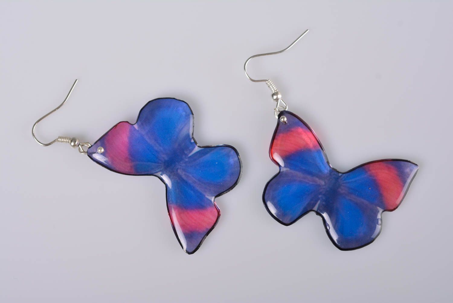 Красивые серьги бабочки из эпоксидной смолы ручной работы синие с розовым фото 4