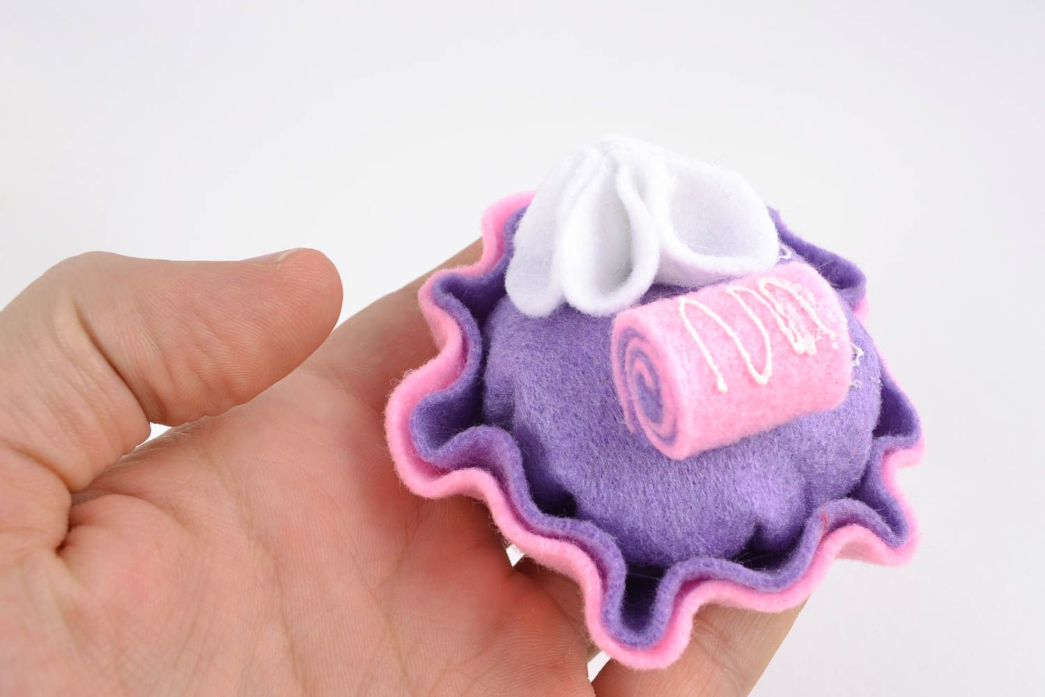 Petit pique-aiguilles en feutre en forme d'un beau gâteau lilas fait main  photo 3