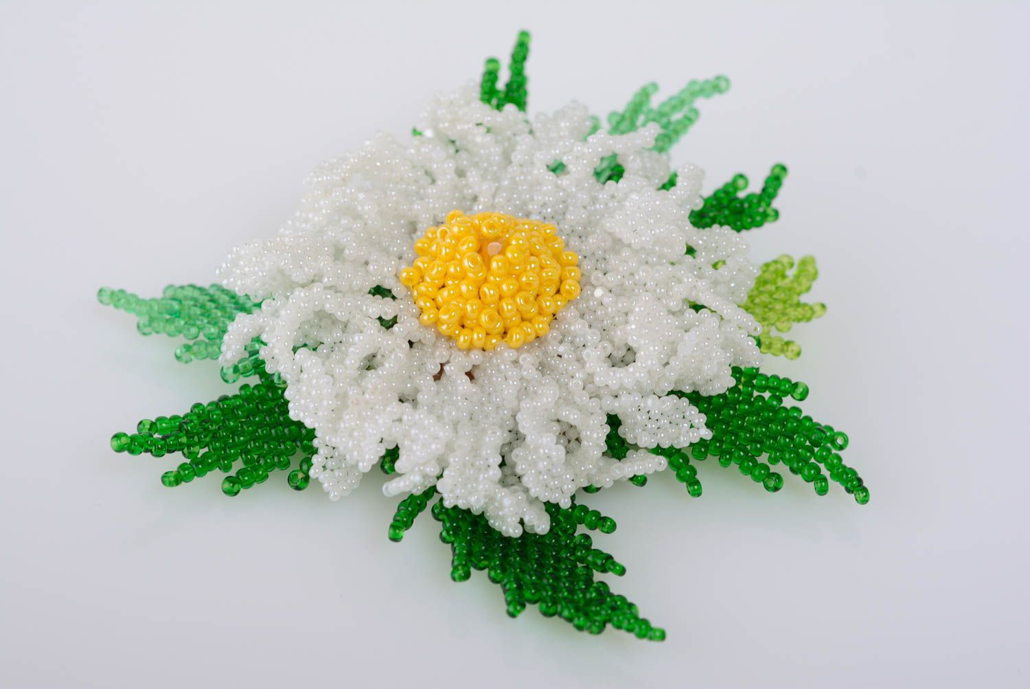 Schöne handgemachte große Blumen Brosche aus Glasperlen Kamille für Damen foto 1