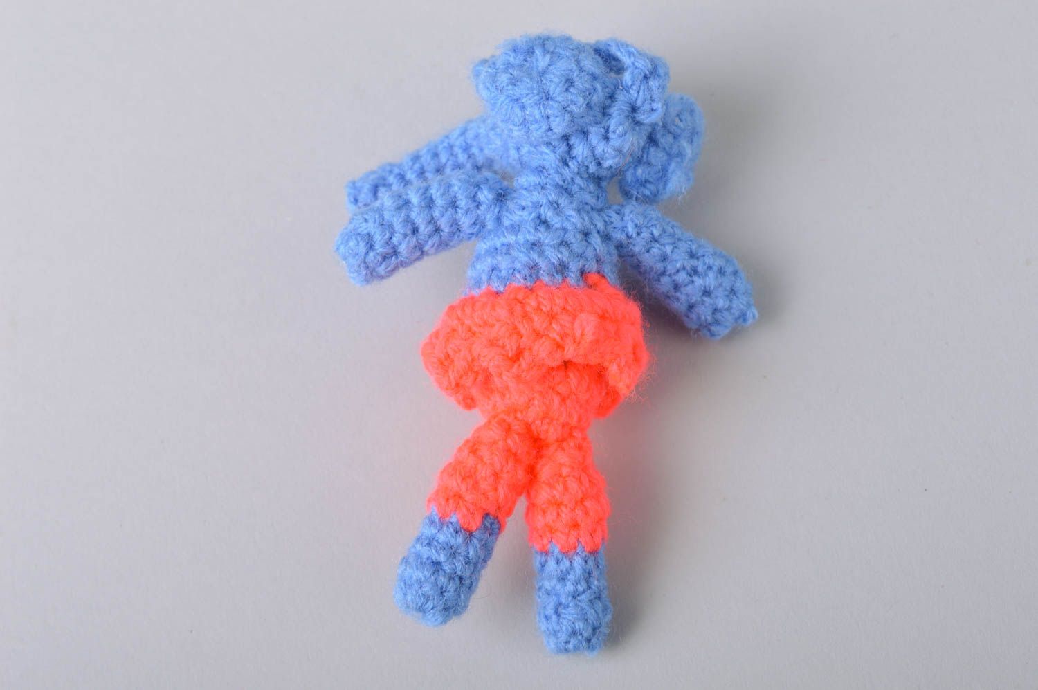 Colgante decorativo artesanal juguete tejido a ganchillo elefante azul con rojo foto 5