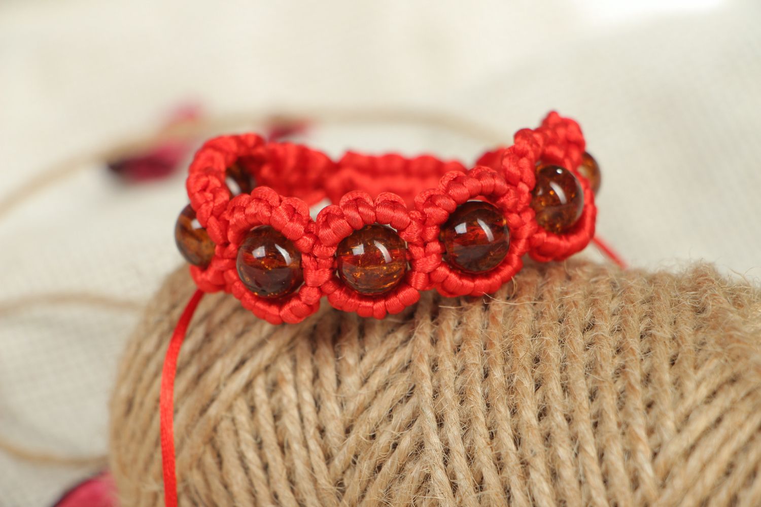 Красный плетеный браслет с бусинами фото 4