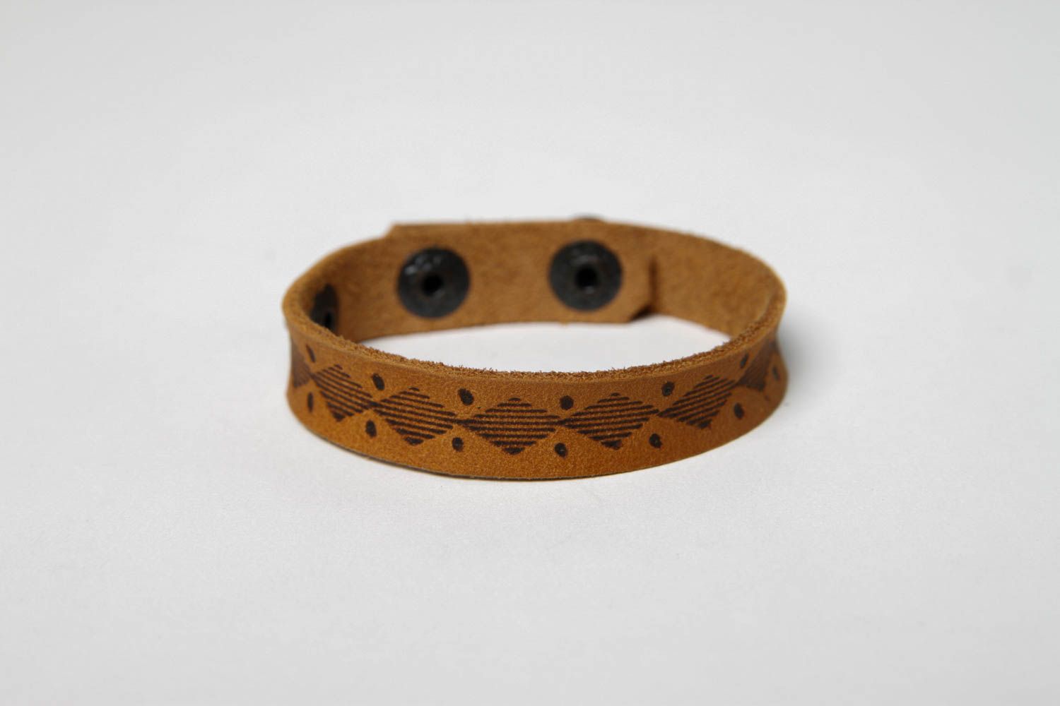 Bracelet en cuir Bijou fait main marron avec ornements Accessoire tendance photo 3