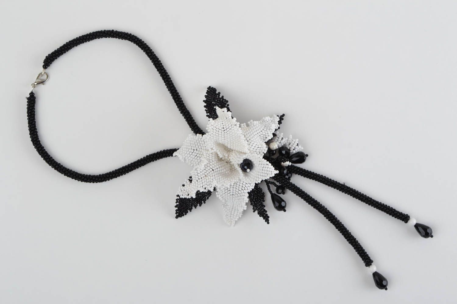 Колье из чешского бисера с большим цветком черное с белым красивое ручной работы фото 2