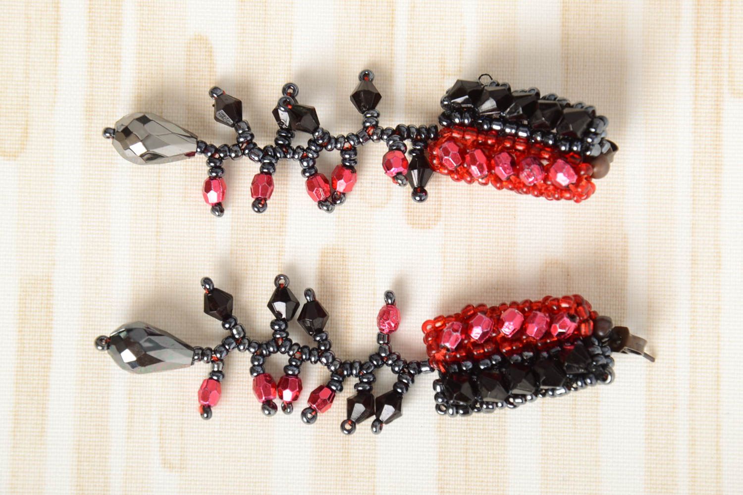 Boucles d'oreilles pendantes Bijou fait main noir rouge originales Cadeau femme photo 1
