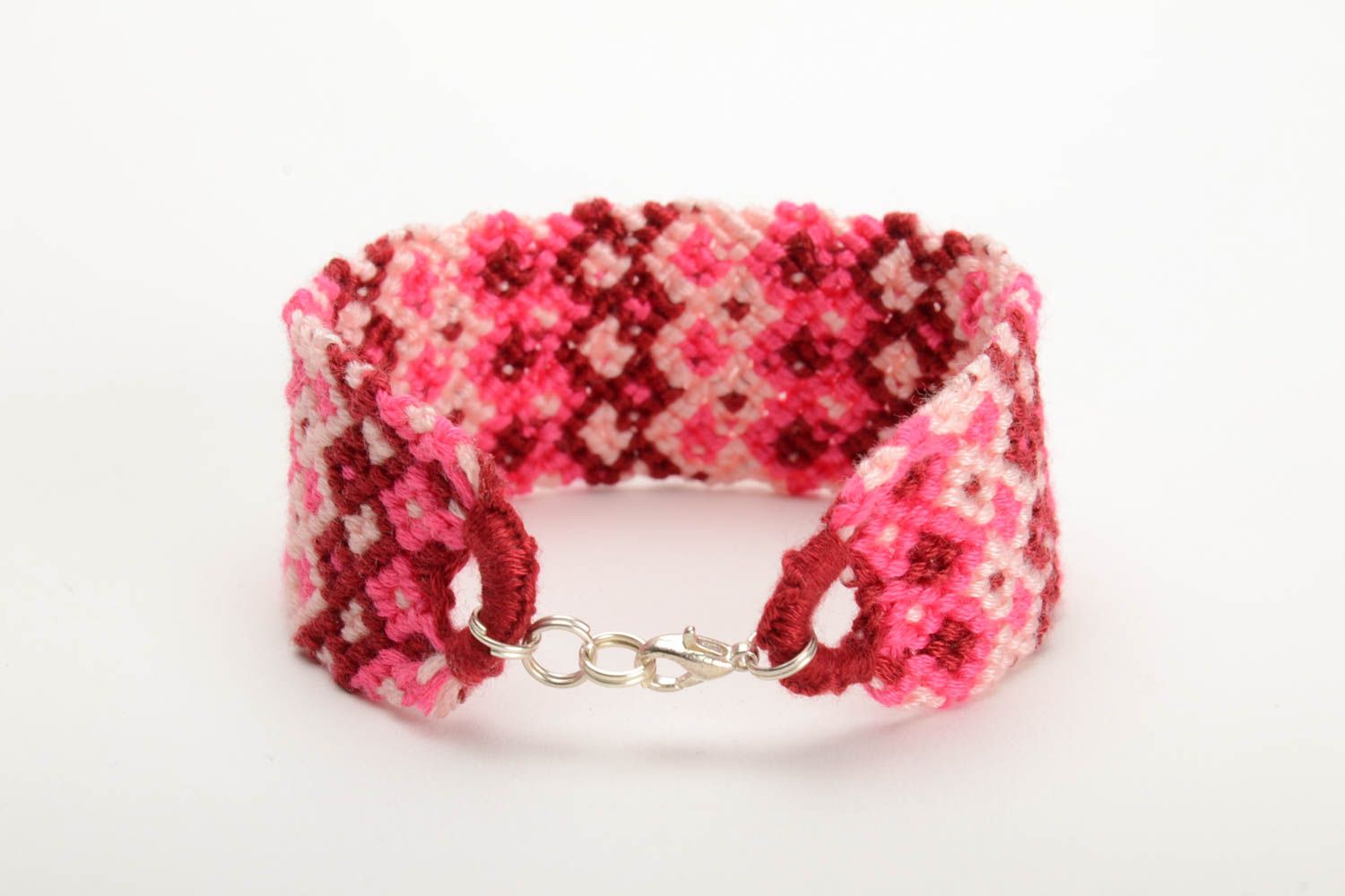 Плетеный браслет из ниток мулине ручной работы широкий красивый бордово-розовый фото 3