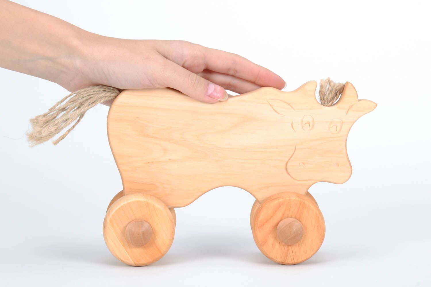 Vache à roulettes en bois faite à la main photo 5