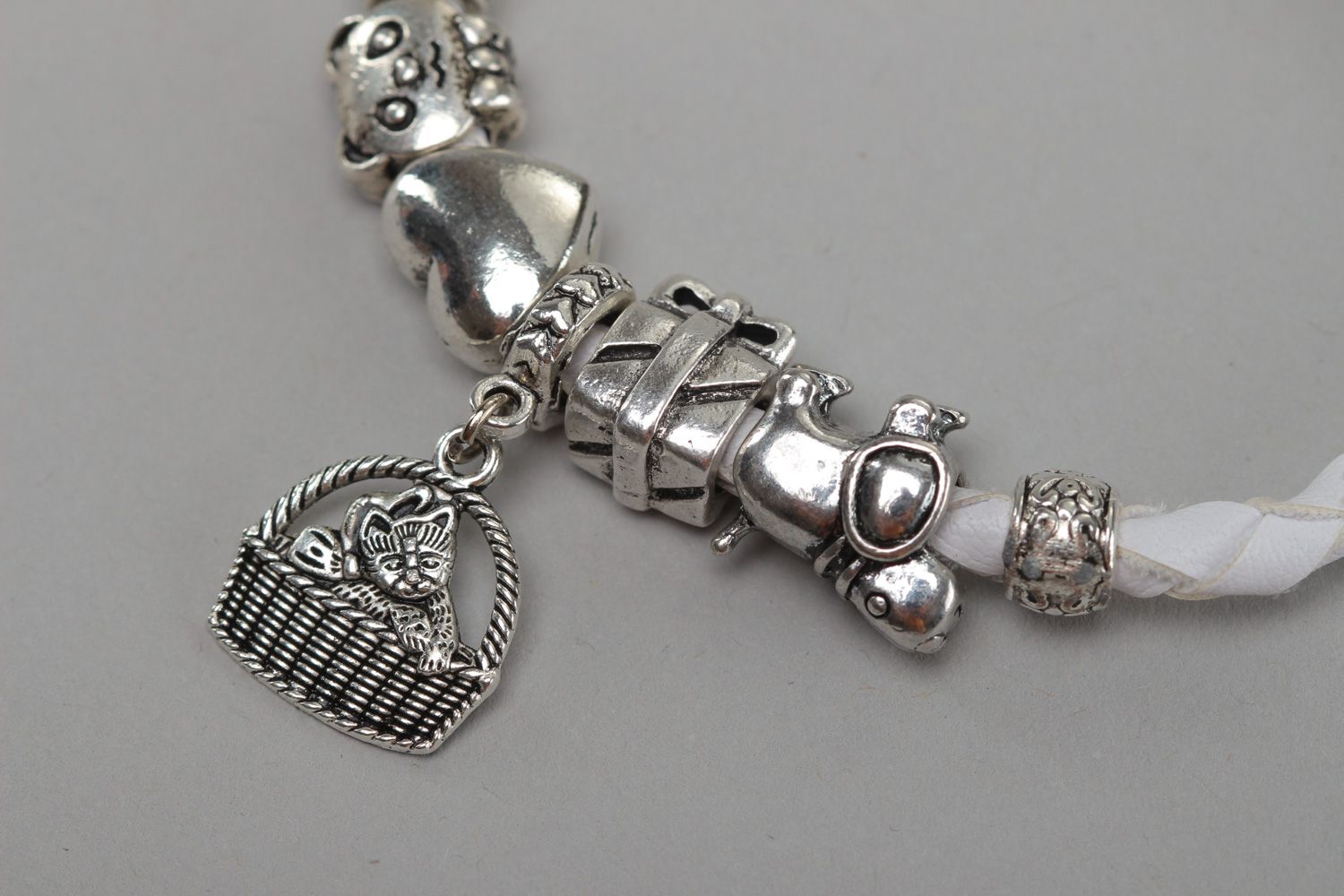 Bracelet en cuir artificiel fait main original blanc avec pendentif en métal photo 3