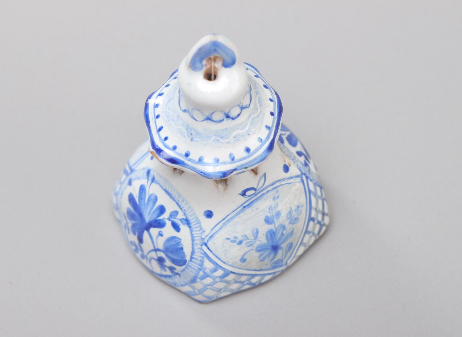 Petite cloche en céramique blanc-bleu peint d'émail fait main original photo 4
