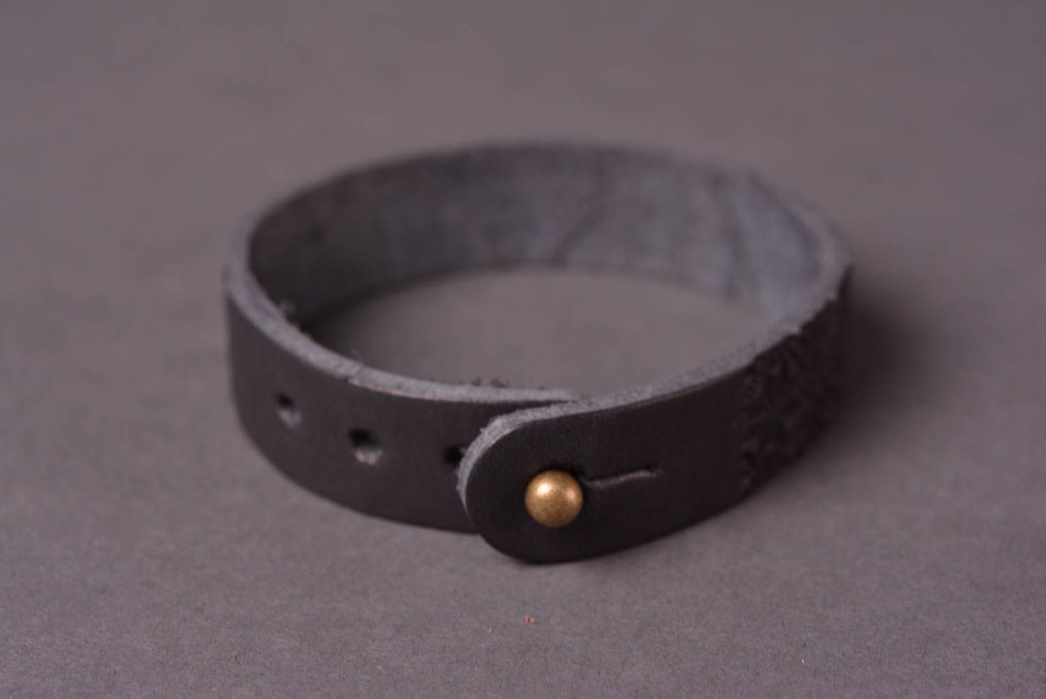 Кожаный браслет ручной работы аксессуар из кожи черный браслет на руку фото 4