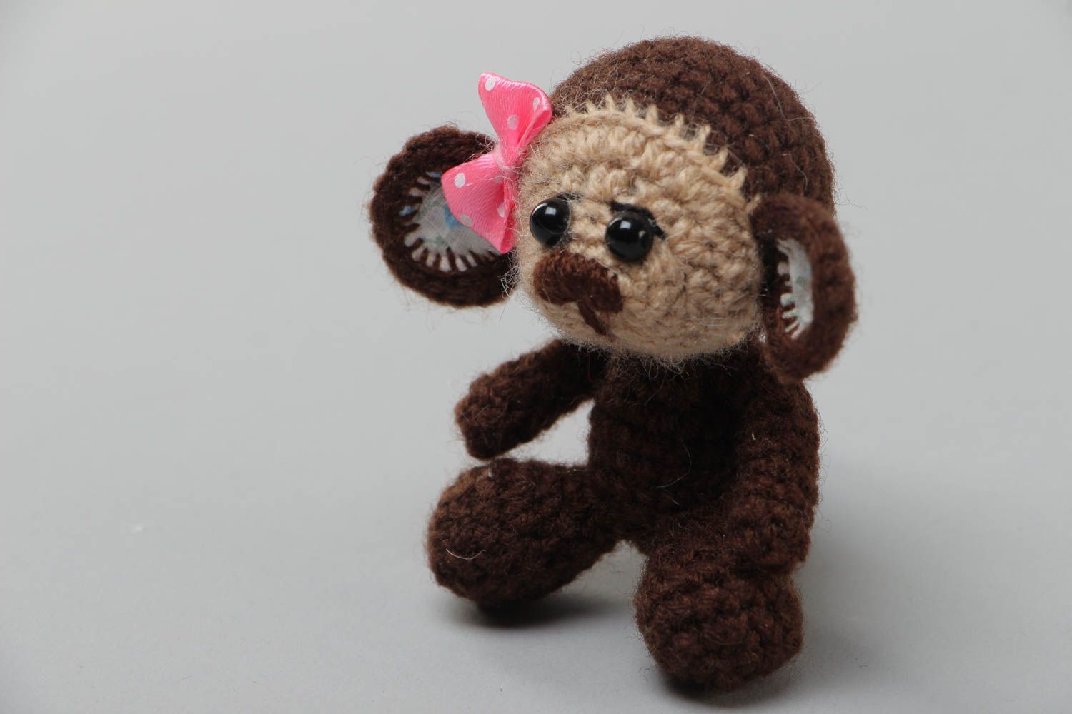Мягкая вязаная игрушка обезьянка из ниток ручной работы детская небольшая фото 2