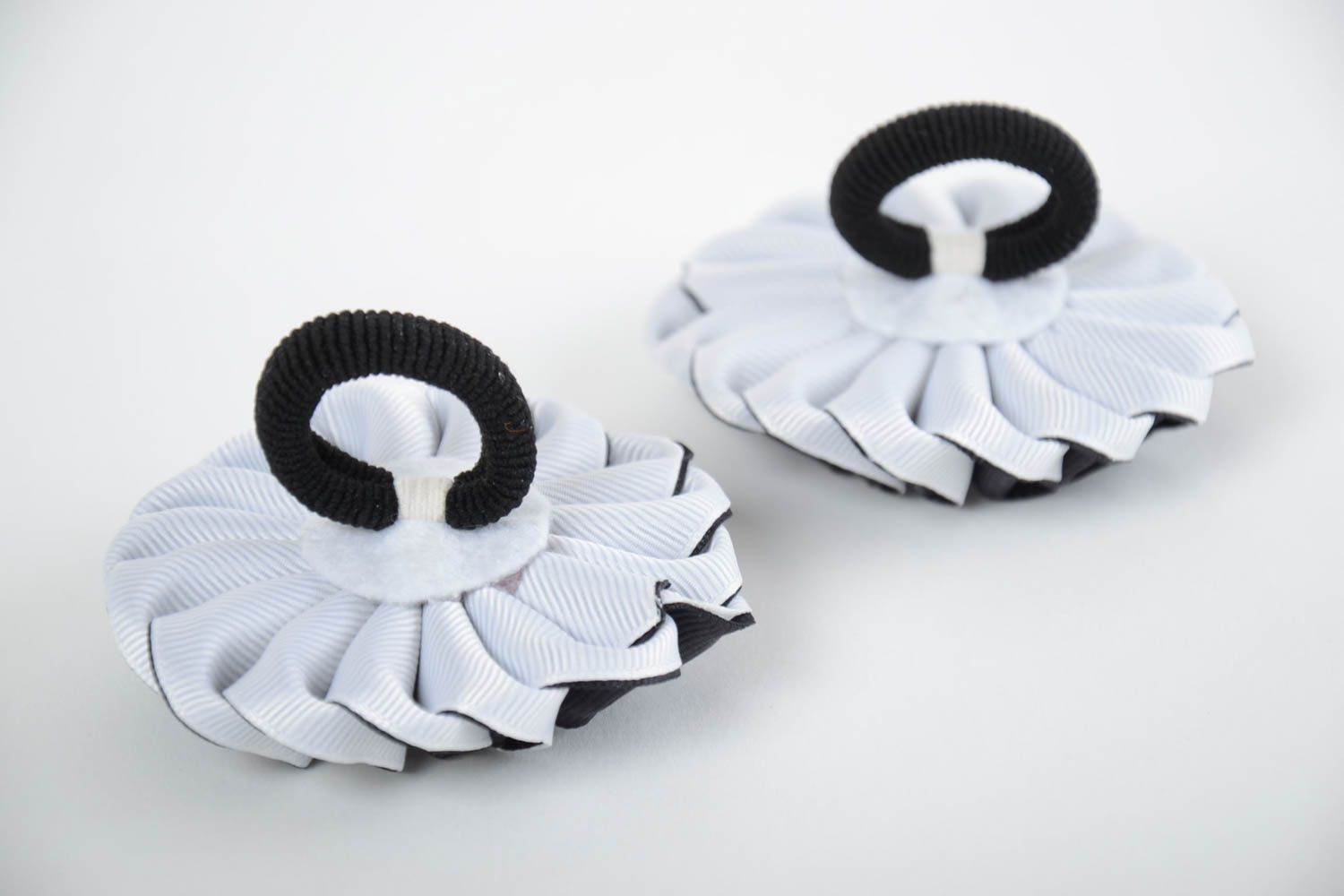 Ensemble d'élastiques à cheveux noir blanc fleurs en satin faits main 2 pièces photo 3