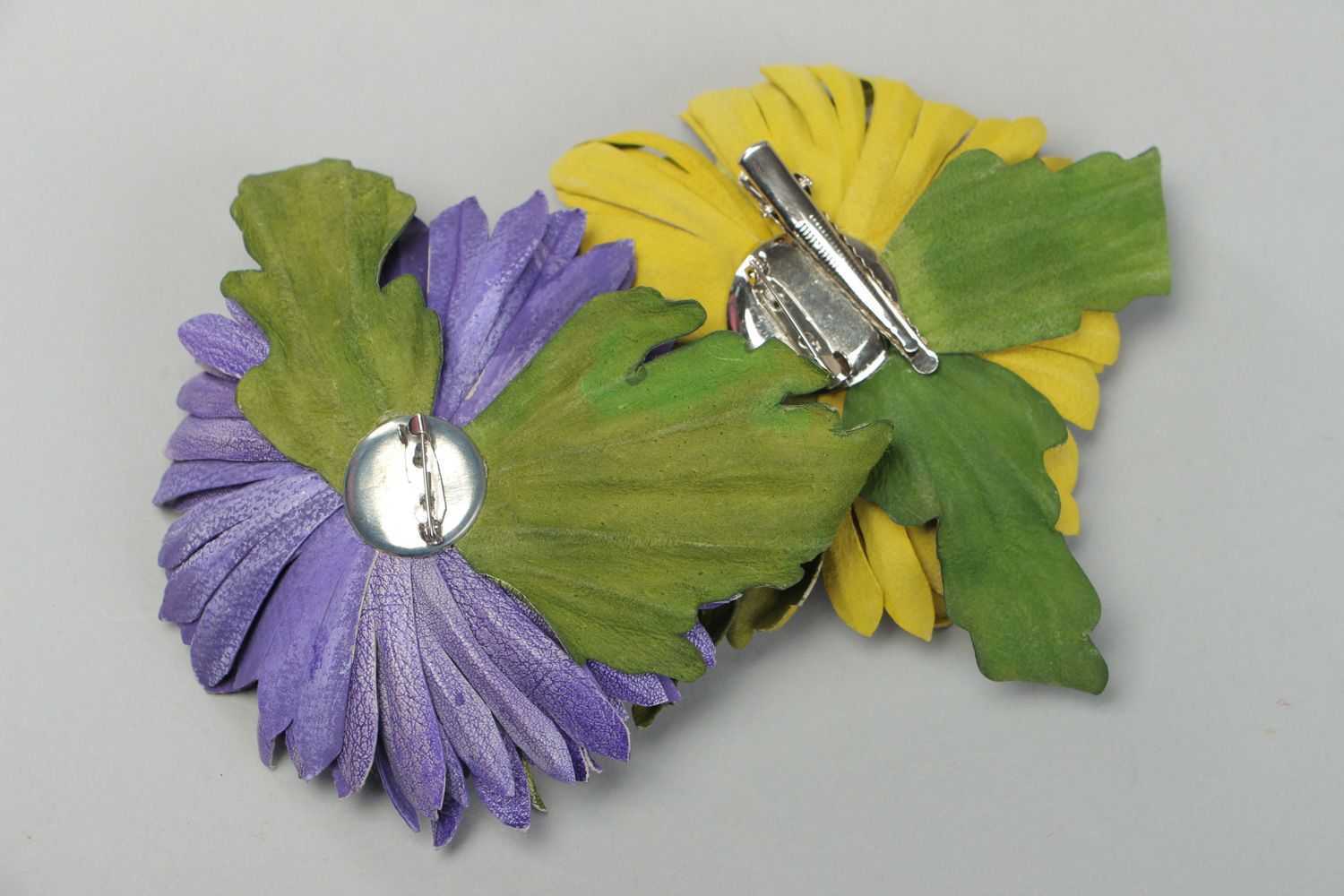 Broches en vrai cuir faites main accessoires fleurs verte et violette photo 3