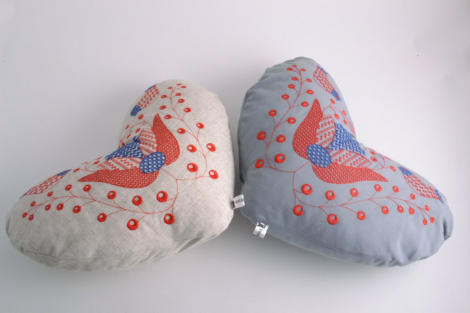 Мягкие диванные подушки сердца набор из двух штук ручной работы серая и белая  фото 4
