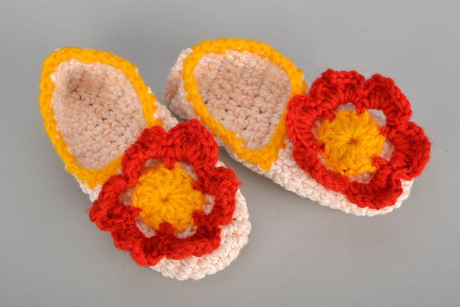 Chaussons tricotés à la main au crochet blanc-rouge originaux pour enfant    photo 2