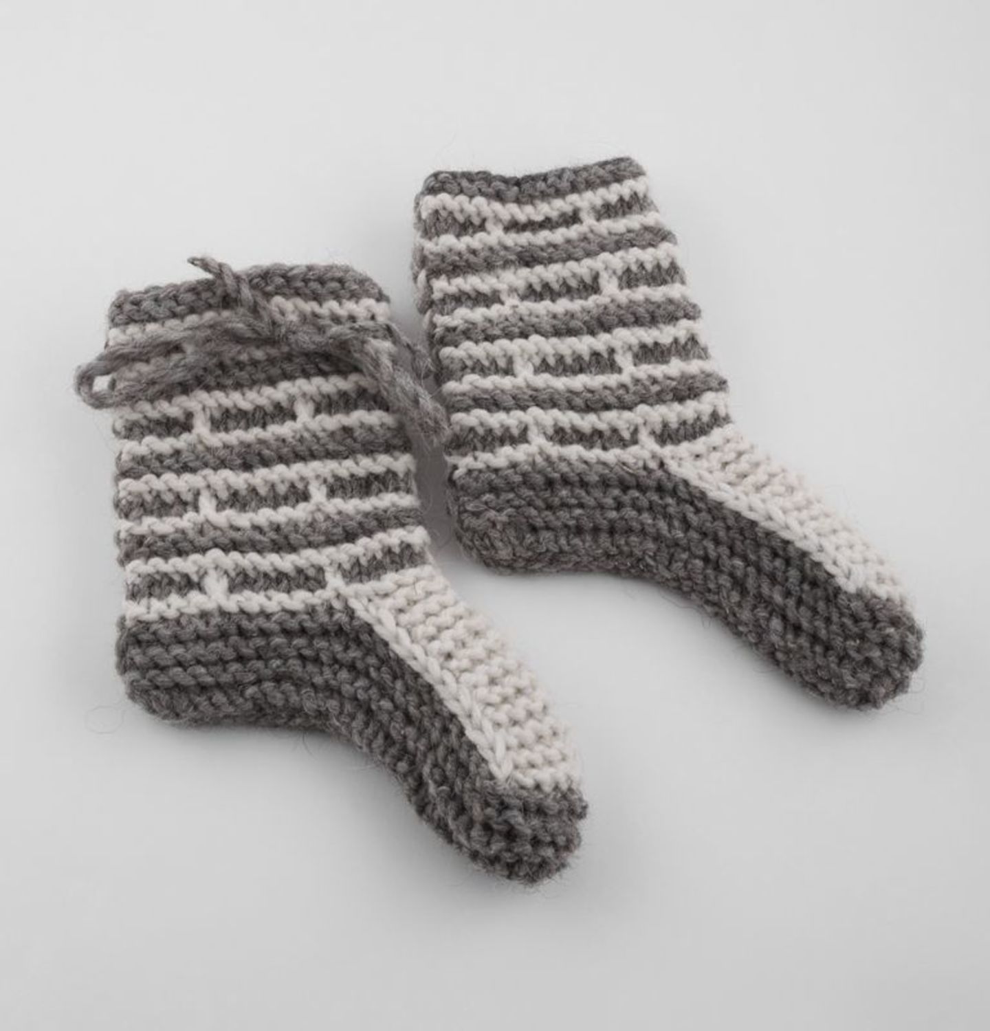 Woolen baby slippers photo 2