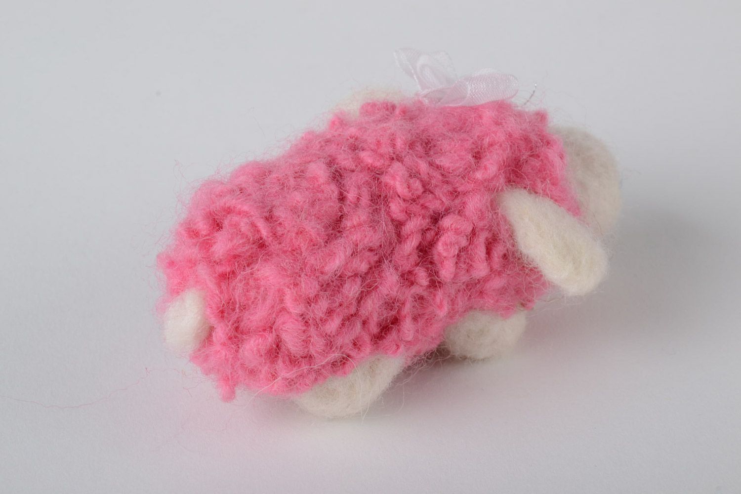 Игрушка в технике валяния овечка миниатюрная розовая с белым красивая хенд мэйд фото 3