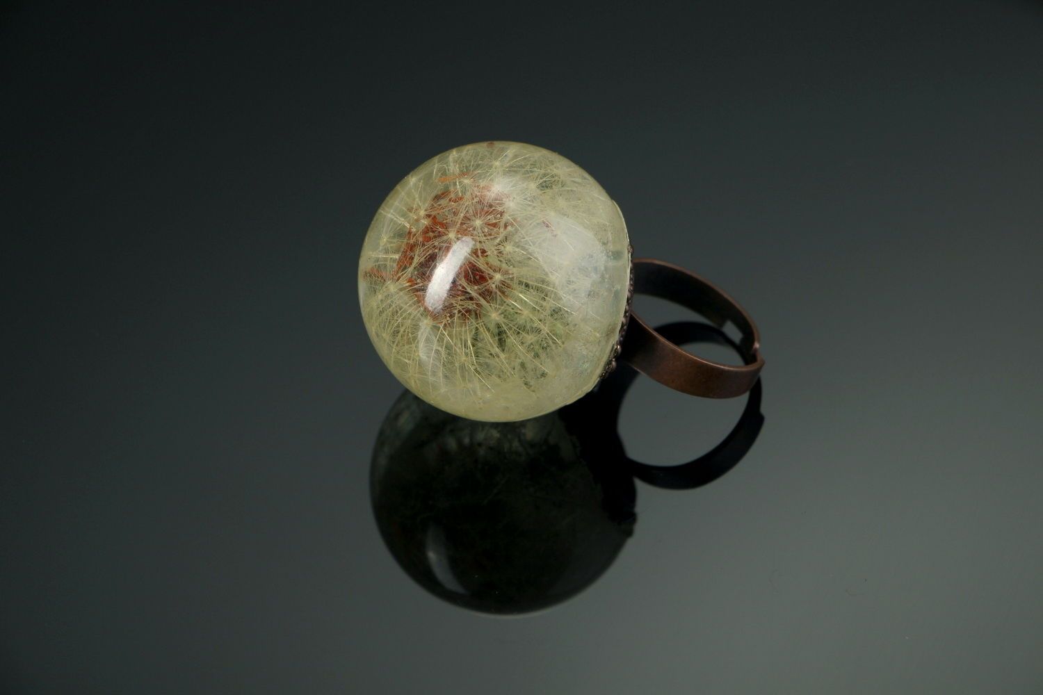 Кольцо из одуванчика, покрытого эпоксидной смолой фото 2
